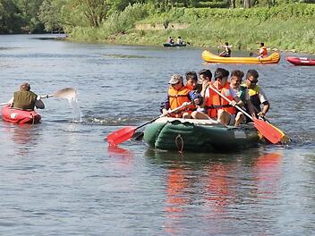 Bei der Bootstour auf dem Main waren vor allem Teamwork, Vertrauen und Ruhe gefragt.  Foto: Andrea Zellmer