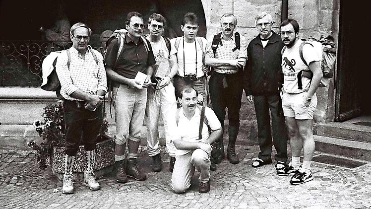 1988 belebte Helmut Fischer (vorne) die Fußwallfahrt wieder. Foto: privat