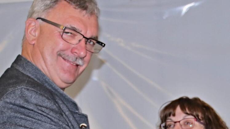 Bürgermeister Helmut Dietz durfte, wie hier bei Astrid Schwappach, die Verdienstnadeln anheften. Foto: Helmut Will