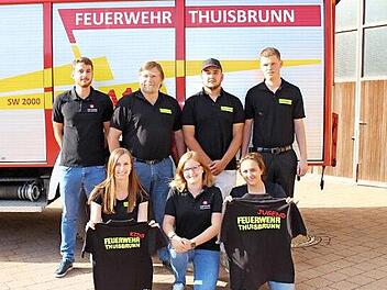 Bei der &Uuml;bergabe der Polo-Shirts an die Feuerwehr Foto: Heiko Hofmann