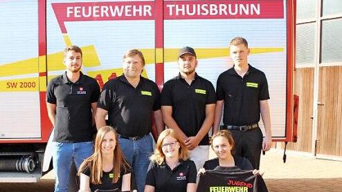 Bei der &Uuml;bergabe der Polo-Shirts an die Feuerwehr Foto: Heiko Hofmann
