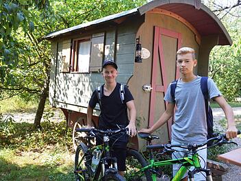 Verbrachten drei N&auml;chte im Sch&auml;ferwagenhotel: Emil Seubert (14, links) und sein 13-j&auml;hriger Freund Jan Volkheimer. Von Leinach aus erkundeten sie mit ihren R&auml;dern die Umgebung oder fuhren zum Schwimmen an den Sulzfelder Badesee.  Foto: Alfred Kordwig