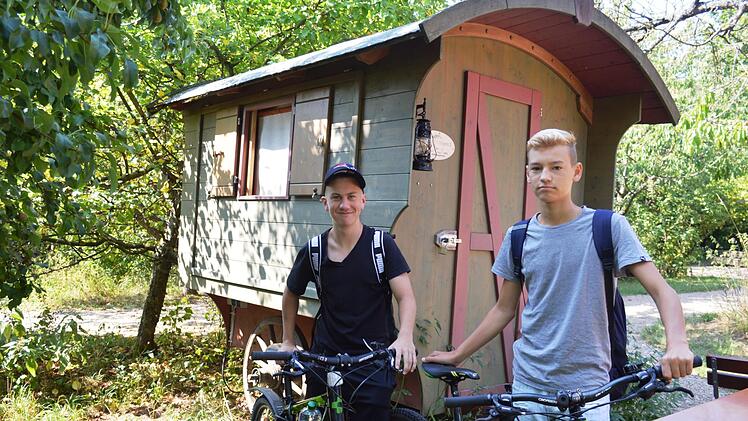 Verbrachten drei N&auml;chte im Sch&auml;ferwagenhotel: Emil Seubert (14, links) und sein 13-j&auml;hriger Freund Jan Volkheimer. Von Leinach aus erkundeten sie mit ihren R&auml;dern die Umgebung oder fuhren zum Schwimmen an den Sulzfelder Badesee.  Foto: Alfred Kordwig