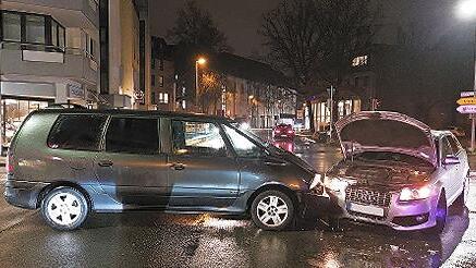 Unfall am sp&auml;ten Dienstagnachmittag auf der Kreuzung Bahnhofstra&szlig;e/Hintere Kreuzgasse