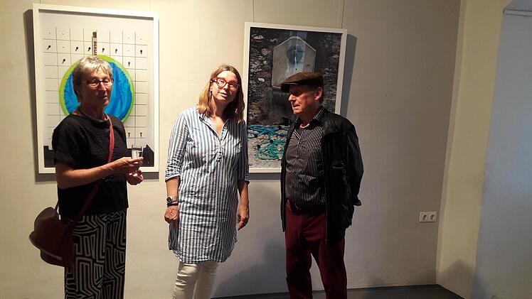 Schwätzchen zwischen "Brunnen-Taler" und "Pool-Schachmatt" (von links): Anna Spor, Vorsitzende Museumsfreunde, Susanne Britz und Laudator Georg Seifried.