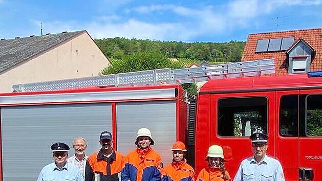 Hinten von links: Schiedsrichter Manfred Reith, B&uuml;rgermeister Peter Bergel, Jugendwart Stefan Alt, Jonas B&uuml;ttner, Hannes Seufert, Inka Herterich und KBM Oliver Lukaschewitsch, vorne sind Anina Alt, Amelie Alt und Pauline Seufert