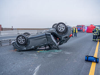 Auto überschlägt sich in Baustellenbereich der A3: Einsatzkräfte kommen nicht durch den Verkehr