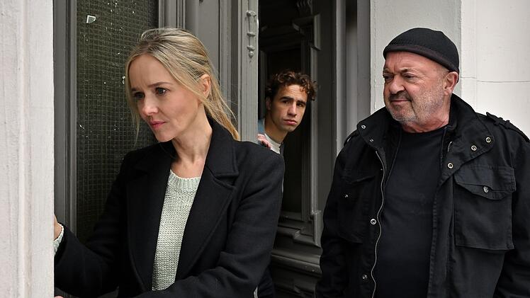 Otto Garber (Florian Martens, rechts) und Linett Wachow (Stefanie Stappenbeck) wollen den Verd&auml;chtigen Lukas Kern (Joachim Foerster) befragen, dessen Auto kurz vor dem Mord abgeschleppt wurde.