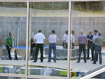 Gespiegelt in der Glasfassade der Mensa: Ziemlich ärgerlich waren einige Mitglieder des Bauausschusses Eltmann, als sie die Mensa-Baustelle besichtigten.  Fotos: Sabine Weinbeer