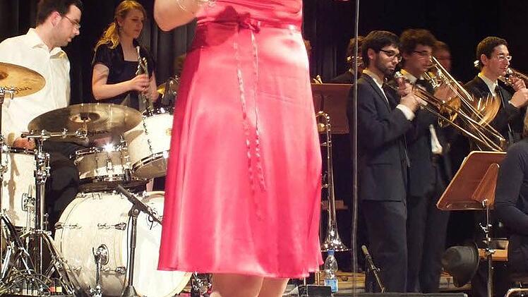Rebecca Kunzelmann singt bei der Uni-Bigband