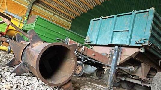 Mit der Walze wird das Futter im Silo verteilt. Sie konnte nach dem Feuer repariert werden.