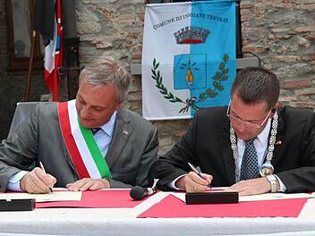 Die Bürgermeister Fortunato Turcato (l.) und Karsten Fischkal unterzeichneten eine neue Partnerschaftsurkunde. Fotos: Johanna Blum