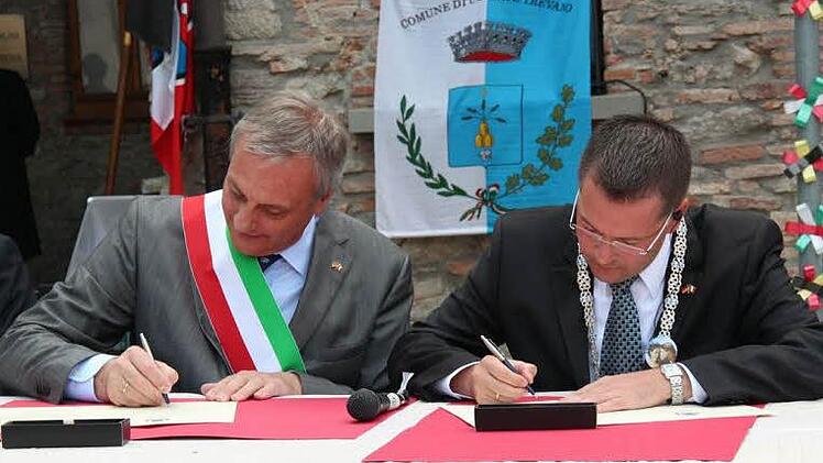 Die Bürgermeister Fortunato Turcato (l.) und Karsten Fischkal unterzeichneten eine neue Partnerschaftsurkunde. Fotos: Johanna Blum