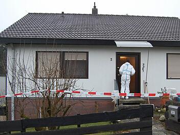 Auch den gesamten Freitag über wurde das Wohnhaus von Wolfgang R. in Beiersdorf von der Spurensicherung unter die Lupe genommen. Derweil wurde die Leiche des 66-Jährigen weiter in der Rechtsmedizin in Erlangen obduziert. Fotos: Oliver Schmidt / Polizei