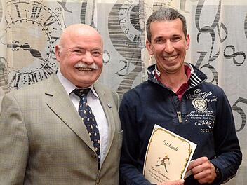 Harry Grundmann (rechts) ist 40 Jahre beim Skiclub Bad Kissingen. Vorsitzender Christian Draga ehrte ihn dafür. Foto: Peter Rauch