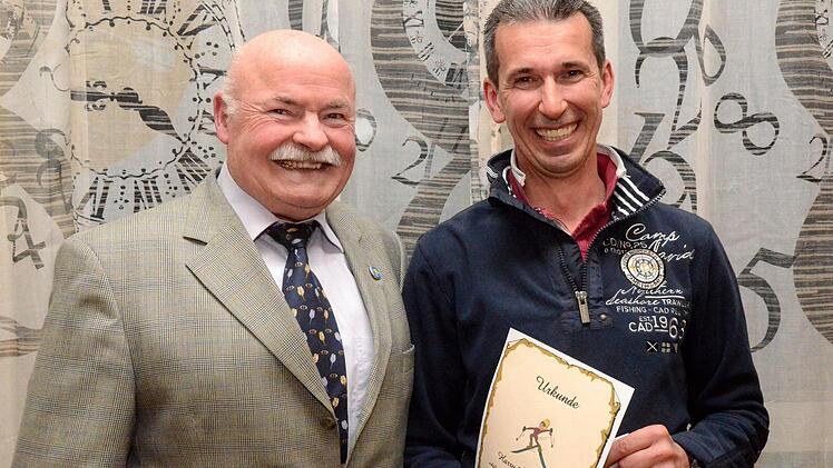 Harry Grundmann (rechts) ist 40 Jahre beim Skiclub Bad Kissingen. Vorsitzender Christian Draga ehrte ihn dafür. Foto: Peter Rauch
