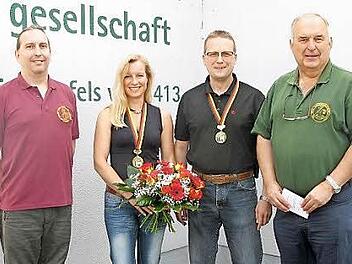 Als erfolgreichster Einzelschütze und mehrfacher Meister kehrte Axel Richter (Zweiter von links) von der offenen deutschen Meisterschaft im Silhouettenschießen nach Lichtenfels zurück. Seine Ehefrau Ulrike überzeugte mit einer Bronzemedaille. BDS-Leiter und zweiter Sportleiter Horst Göhring (l.) und Schützenmeister Erwin Kalb von der königlich-privilegierten Scharfschützengesellschaft gratulierten.  Foto: K. Gagel