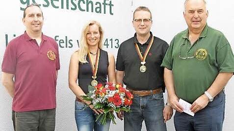 Als erfolgreichster Einzelschütze und mehrfacher Meister kehrte Axel Richter (Zweiter von links) von der offenen deutschen Meisterschaft im Silhouettenschießen nach Lichtenfels zurück. Seine Ehefrau Ulrike überzeugte mit einer Bronzemedaille. BDS-Leiter und zweiter Sportleiter Horst Göhring (l.) und Schützenmeister Erwin Kalb von der königlich-privilegierten Scharfschützengesellschaft gratulierten.  Foto: K. Gagel