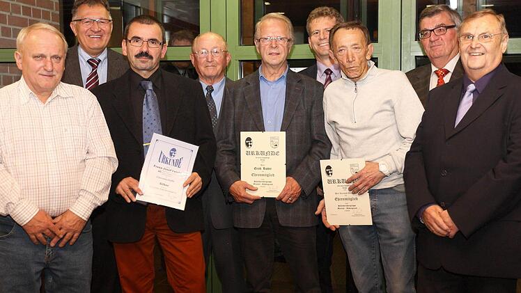 Seit vielen Jahren für den Spielbetrieb unverzichtbar: Die neuen Ehrenmitglieder der Schiedsrichtergruppe Maintal-Rödengrund sowie die Träger der BFV-Medaille in Silber mit den Funktionären, (v. li.) Dietmar Schillig, Bezirksobmann Siegfried Brehm, Franz-Josef Leicht, Wilfried Schulz, Erich Lutter, stellvertretender Gruppenobmann Ulrich Pochmann, Reinhold Gebhardt, Gruppenobmann Wolfgang Klerner und Wilhelm Thiem. Foto: Stefan Lutter