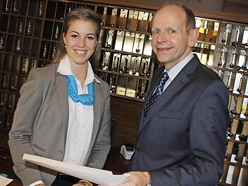 Lea Weber lernt im dritten Lehrjahr Hotelfachfrau - sie schätzt an ihrem Beruf vor allem den Umgang mit Menschen. Das Bild zeigt sie mit Michael Möslein, dem Verwaltungsleiter des Bildungszentrums der Hanns-Seidel-Stiftung in Kloster Banz. Foto: Matthias Einwag