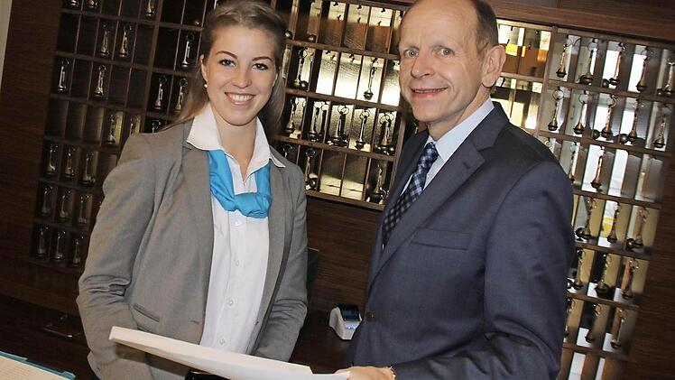 Lea Weber lernt im dritten Lehrjahr Hotelfachfrau - sie schätzt an ihrem Beruf vor allem den Umgang mit Menschen. Das Bild zeigt sie mit Michael Möslein, dem Verwaltungsleiter des Bildungszentrums der Hanns-Seidel-Stiftung in Kloster Banz. Foto: Matthias Einwag