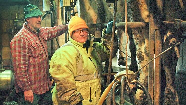 Wolfgang und Ursula Kraus aus Lempertshausen im Melkstand Foto: Stefanie Karl
