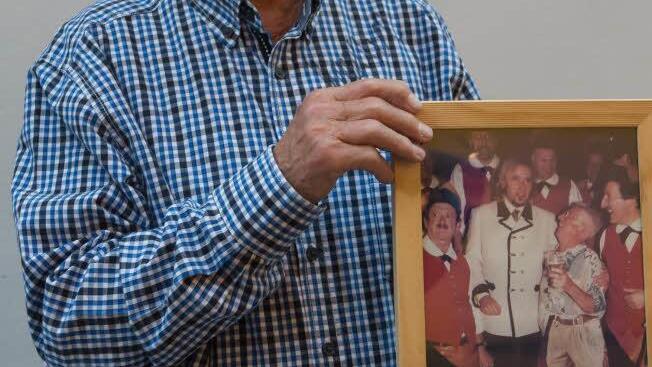 Bei Fred Seehuber vom Gottschalk-Fanklub gibt's sowieso keinen Zweifel: "Thommy" ist der Größte. Foto: Barbara Herbst