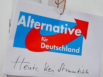 Beim jüngsten Stammtischtreffen der Bamberger AfD soll es zu einem Störungsversuch durch linke Aktivisten gekommen sein. Deshalb kündigte ein Wirt nun der Partei die Räumlichkeiten.  Symbolfoto: Ronald Rinklef