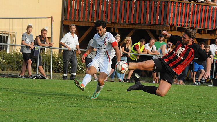 Szene aus dem Totopokalspiel zwischen dem FC Reichenbach (rot-schwarze Trikots) gegen die Würzburger Kickers (0:6). Foto: Hopf