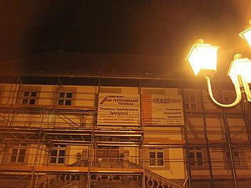 Das Altenkunstadter Pfarrheim wird derzeit in ein kleines Kloster umgebaut. Wie soll Letzteres zukünftig angestrahlt werden: Mit energiesparenden LED-Lampen oder mit veralteten Natriumdampflampen? Eine Entscheidung soll nach einer Probebeleuchtung in der Februar-Sitzung des Gremiums fallen.  Foto: Stephan Stöckel