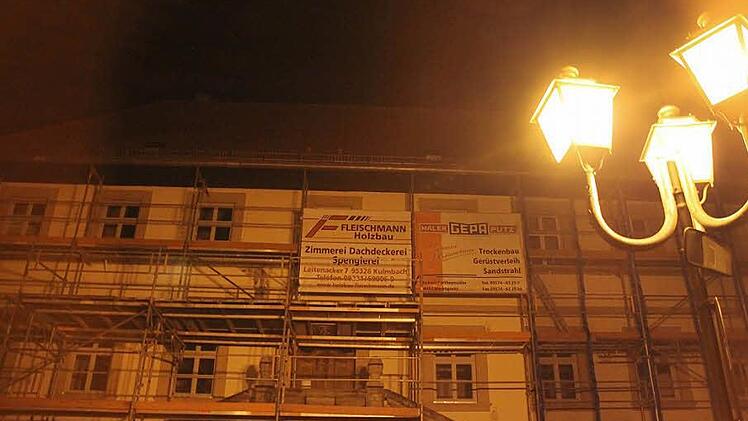 Das Altenkunstadter Pfarrheim wird derzeit in ein kleines Kloster umgebaut. Wie soll Letzteres zukünftig angestrahlt werden: Mit energiesparenden LED-Lampen oder mit veralteten Natriumdampflampen? Eine Entscheidung soll nach einer Probebeleuchtung in der Februar-Sitzung des Gremiums fallen.  Foto: Stephan Stöckel