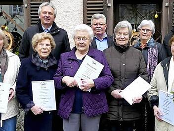 Die Geehrten der Trebgaster Awo. Im Bild (vorne, von links) Helene Kolb, Annemarie Linhardt, Luise Kolb, Waltraud Feulner und Erika Köhn sowie (dahinter, von links) Bürgermeister Werner Diersch, Horst Linhardt, Vorsitzende Wiltrud Burger und Kreisgeschäftsführer Peter Konrad Foto: Dieter Hübner