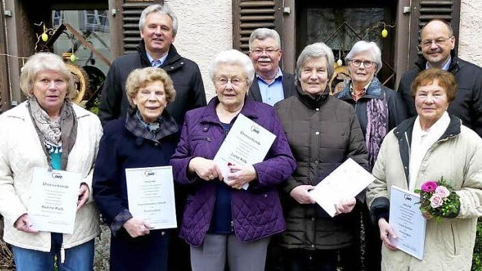 Die Geehrten der Trebgaster Awo. Im Bild (vorne, von links) Helene Kolb, Annemarie Linhardt, Luise Kolb, Waltraud Feulner und Erika Köhn sowie (dahinter, von links) Bürgermeister Werner Diersch, Horst Linhardt, Vorsitzende Wiltrud Burger und Kreisgeschäftsführer Peter Konrad Foto: Dieter Hübner