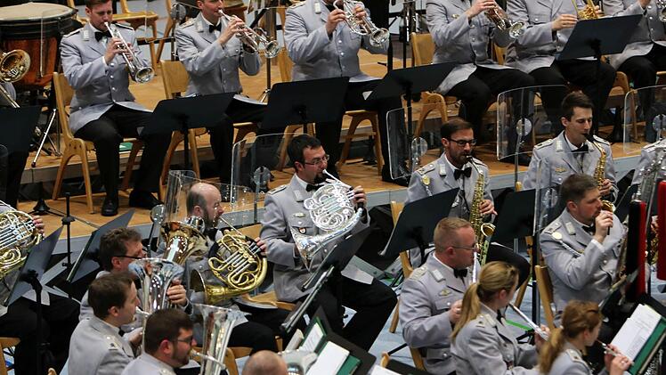 Impressionen vom Auftritt des Heeresmusikkorps Veitshöchheim in der Sporthalle der PestalozzischuleFoto: Jochen Berger