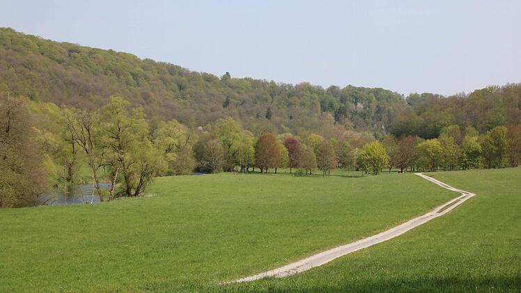 Hier unterhalb des Golfclubs ist eine bis zu 130 Meter lange Brücke vorgesehen. Foto: Ralf Ruppert