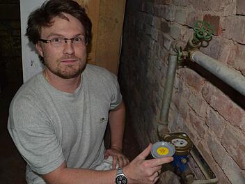 David Groß hat in seinem Haus in Stralsbach noch einen alten Wasserzähler. Den darf rechtlich gesehen noch bis 31. Dezember 2018 betrieben werden. Doch die Gemeinde möchte stattdessen einen funkbetriebenen Zähler einbauen. Foto: Kathrin Kupka-Hahn