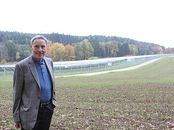 Ludwig Müller vor der Photovoltaik-Anlage in Lichtenfels-Seehof. Der PR-Beauftragte des Rotary Clubs Obermain gehört zu den Gesellschaftern der Solarpark Seehof GmbH und Co KG und sieht in dem Projekt einen Beitrag zum Gelingen der Energiewende.  Foto: Popp
