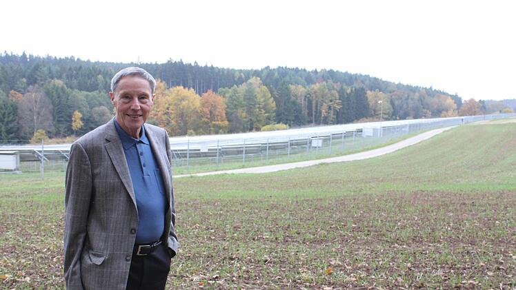 Ludwig Müller vor der Photovoltaik-Anlage in Lichtenfels-Seehof. Der PR-Beauftragte des Rotary Clubs Obermain gehört zu den Gesellschaftern der Solarpark Seehof GmbH und Co KG und sieht in dem Projekt einen Beitrag zum Gelingen der Energiewende.  Foto: Popp