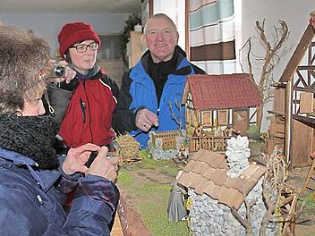 Sogar in einem v&ouml;llig fremden Wohnzimmer landete die Wandergruppe. &Uuml;ber den Gartenzaun hinweg wurde sie in die gute Stube zur Betrachtung dieser Krippe gelotst.  Fotos: Markus H&auml;ggberg