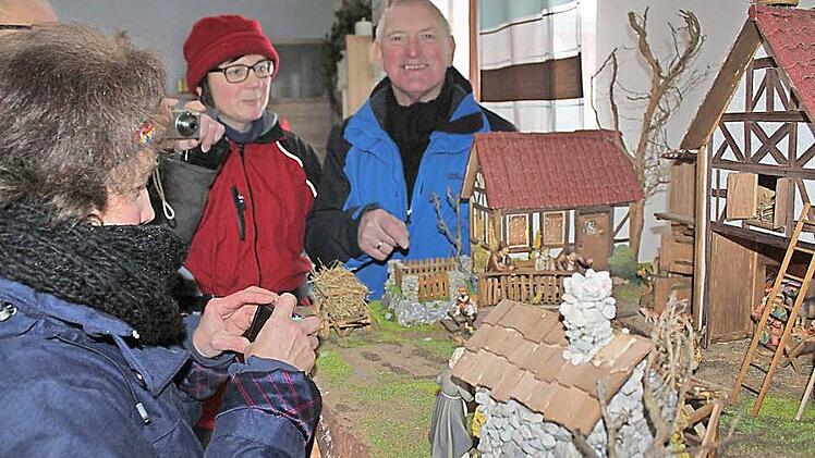 Sogar in einem v&ouml;llig fremden Wohnzimmer landete die Wandergruppe. &Uuml;ber den Gartenzaun hinweg wurde sie in die gute Stube zur Betrachtung dieser Krippe gelotst.  Fotos: Markus H&auml;ggberg