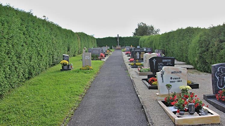 Auf dem Friedhof von Albersdorf berieten die Mitglieder des Bauausschussesüber eine künftige Einfriedung des Gottesackers. Foto: Helmut Will