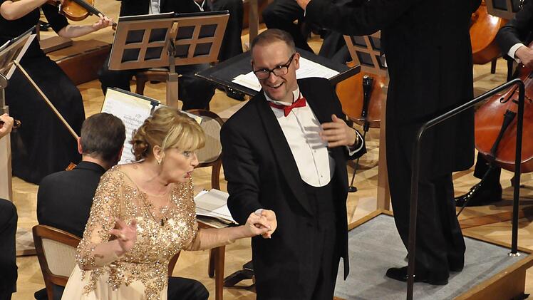 Iva Simon und Patrick Rohbeck als komisches Paar mit "Fräulein, ach Fräulein" aus der Robert Stolz Operette "Venus in der Seide".   Foto: Peter Klopf