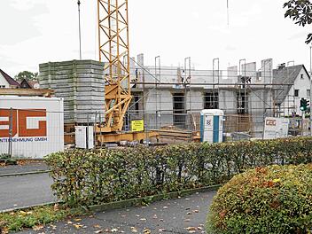 Dieser Neubau auf dem Platz des ehemaligen "Tirolers" passt nach Meinung der CSU-Fraktion städtebaulich nicht zur Umgebung. Foto: R. Sänger