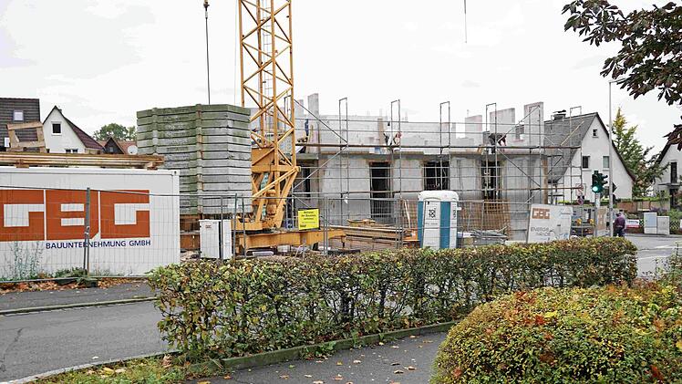 Dieser Neubau auf dem Platz des ehemaligen "Tirolers" passt nach Meinung der CSU-Fraktion städtebaulich nicht zur Umgebung. Foto: R. Sänger