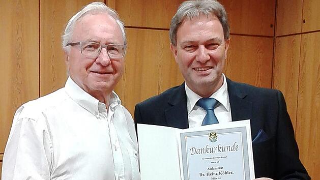 Landrat Klaus L&ouml;ffler (re.) ehrt Altlandrat Heinz K&ouml;hler. Foto: Andreas Schmitt
