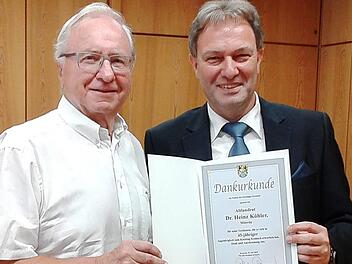 Landrat Klaus Löffler (re.) ehrt Altlandrat Heinz Köhler. Foto: Andreas Schmitt