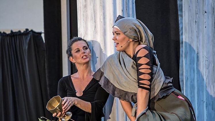 Happy End unter freiem Himmel: mit einer Musical-Version der Antiken Komödie "Lysistrata" gastierte der Fränkische Theatersommer in der Domäne Oeslau.Foto: Jochen Berger