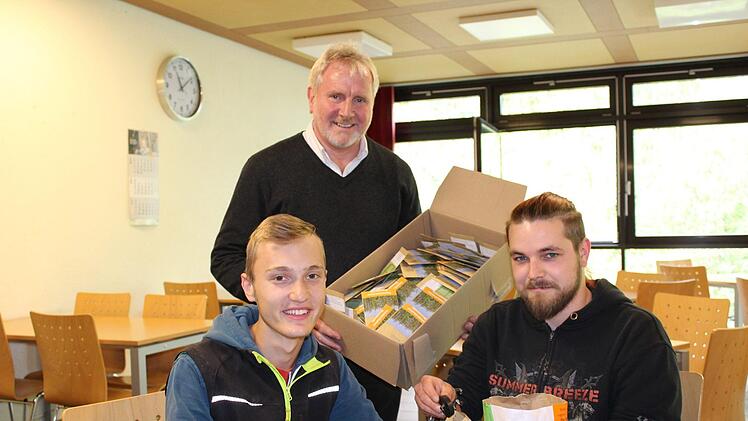 Hannes Tribale (links) und Max Frenzel (rechts) bef&uuml;llen T&uuml;tchen mit Blumensamen, die nach der Bl&uuml;te Wildbienen anlocken sollen. Cindy D&ouml;tschel