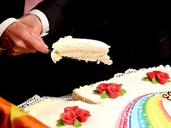 Mehrstöckige Hochzeitstorte, erstklassiges Buffet, Getränke bis zum Abwinken: Die Betrügerin ließ es ordentlich krachen. Und hat dann nicht bezahlt. Symbofoto: Britta Pedersen/dpa