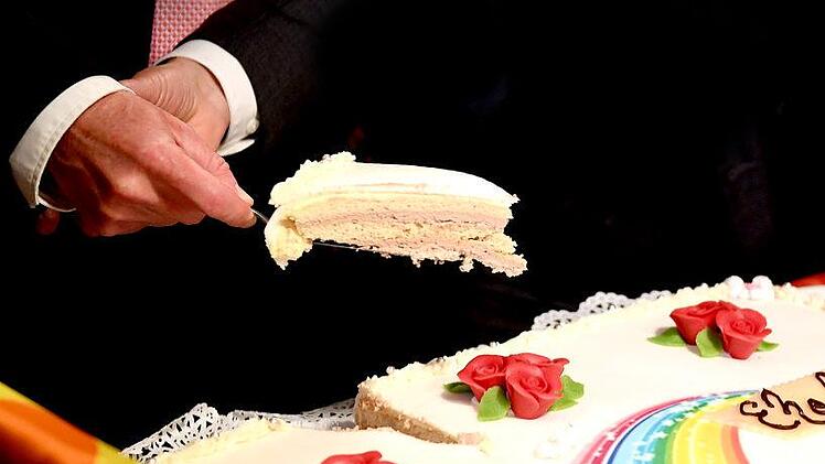 Mehrstöckige Hochzeitstorte, erstklassiges Buffet, Getränke bis zum Abwinken: Die Betrügerin ließ es ordentlich krachen. Und hat dann nicht bezahlt. Symbofoto: Britta Pedersen/dpa
